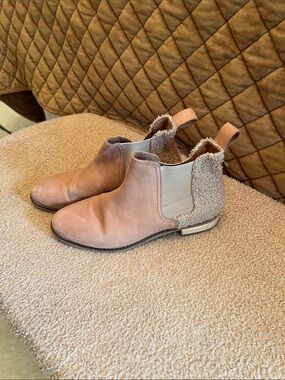 Toms Tan Leather Chelsea Booties with Shearling Collar